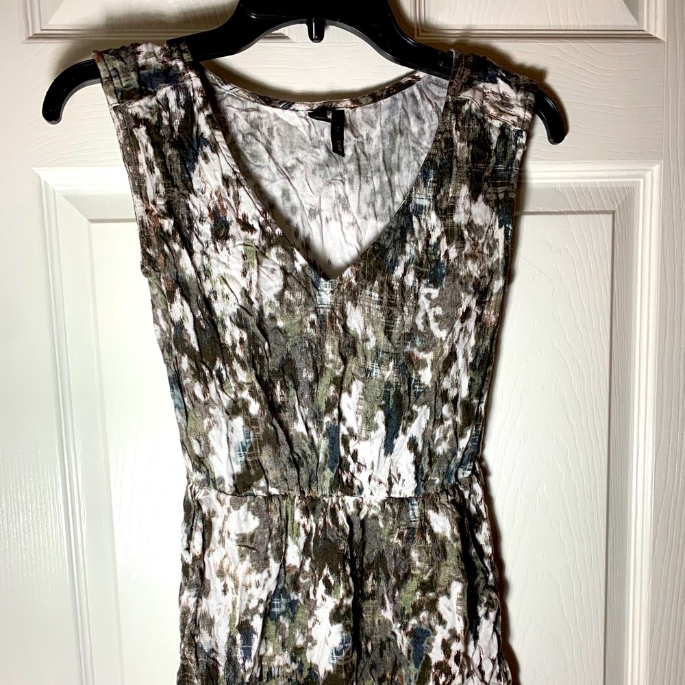 Cute abstract dress. Neutral colors